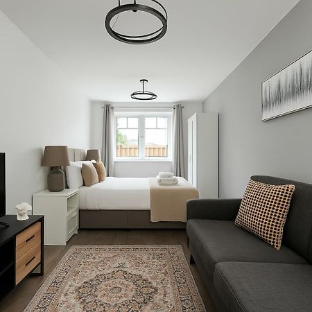 Bright Private Rooms - Peaceful Morden Location Лондон Екстериор снимка